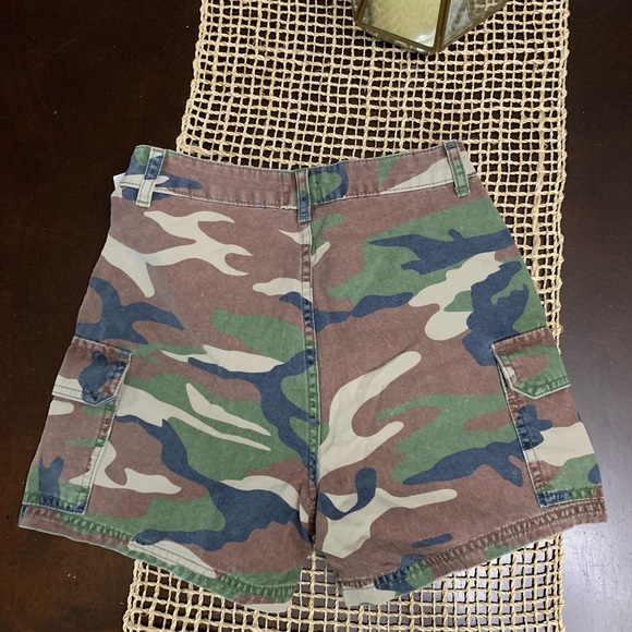 Camo ladies shorts with pockets on side - Picture 2 of 5